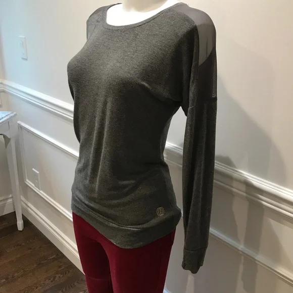 Fun yoga or wear around town shirt. - Picture 4 of 6